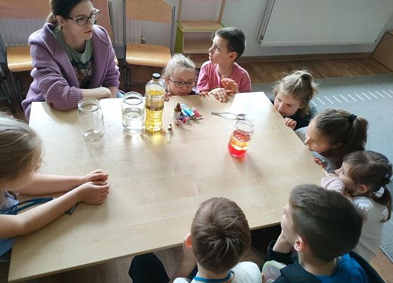 Hipnotyzująca lampa-lawa grafika