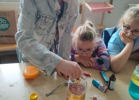 Hipnotyzująca lampa-lawa grafika