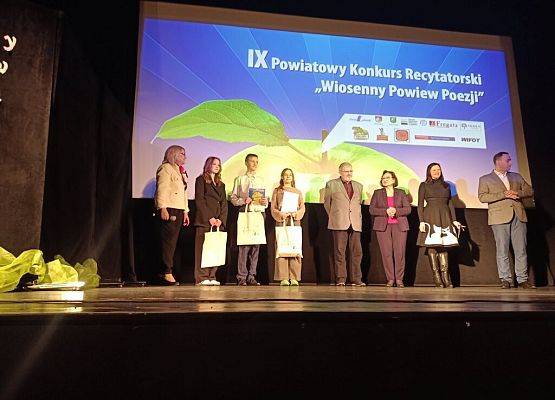 Recytatorski sukces naszej siódmoklasistki grafika