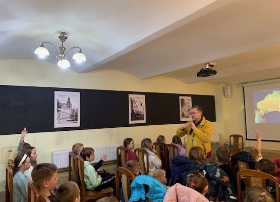 Spotkanie autorskie w lęborskiej bibliotece grafika