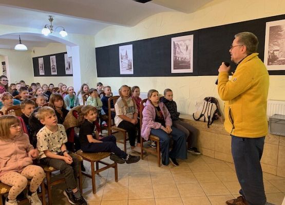 Spotkanie autorskie w lęborskiej bibliotece grafika