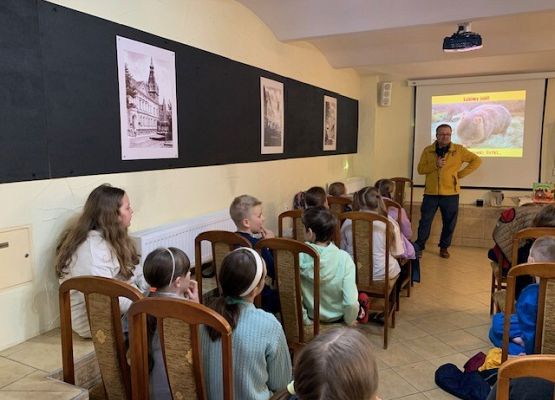 Spotkanie autorskie w lęborskiej bibliotece grafika