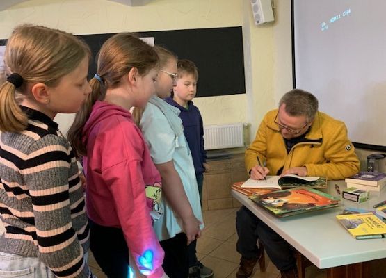 Spotkanie autorskie w lęborskiej bibliotece grafika