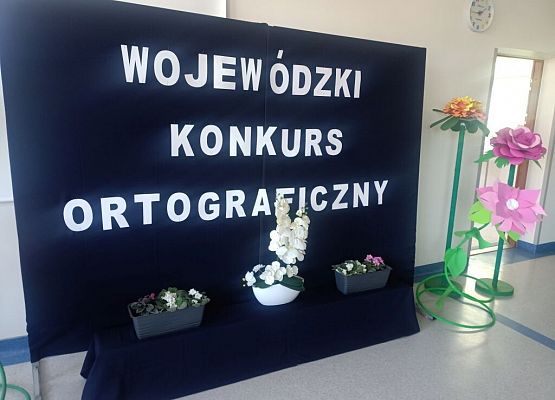 Ortograficzny sukces naszych siódmoklasistek grafika