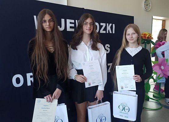 Ortograficzny sukces naszych siódmoklasistek grafika