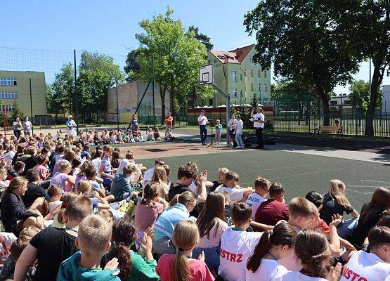 Mini koncert w plenerze grafika