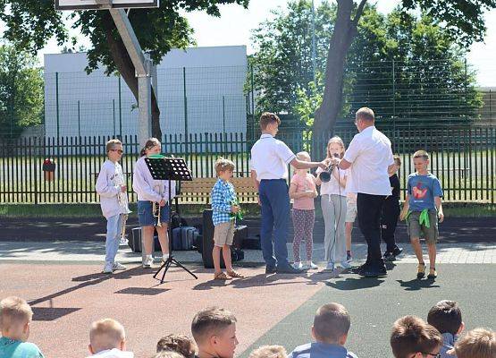 Mini koncert w plenerze grafika