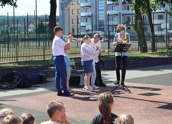 Mini koncert w plenerze grafika