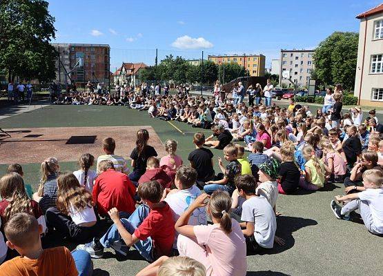 Mini koncert w plenerze grafika