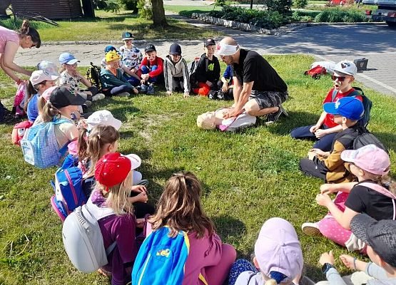 Survivalowa przygoda pierwszaków grafika