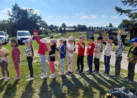 Survivalowa przygoda pierwszaków grafika