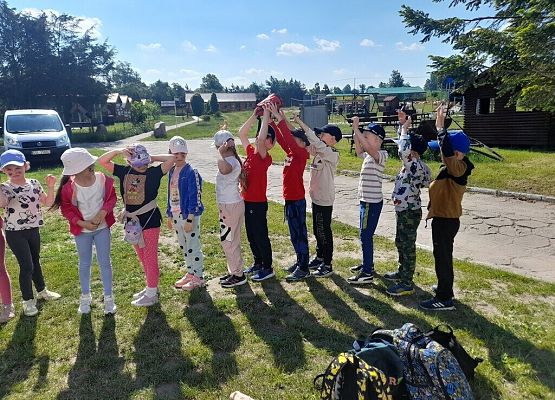 Survivalowa przygoda pierwszaków grafika