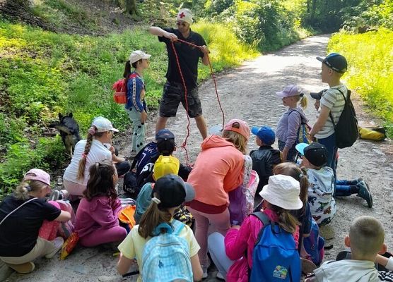 Survivalowa przygoda pierwszaków grafika