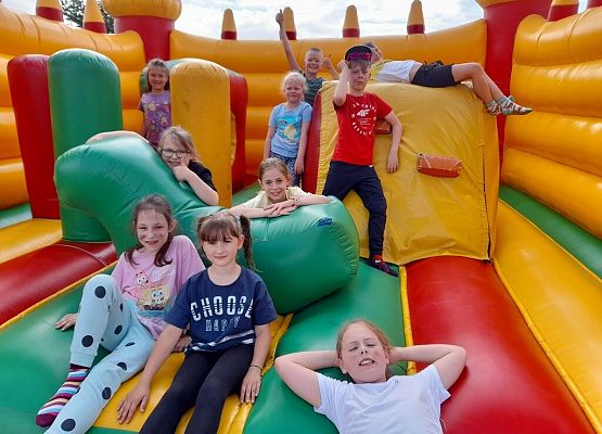 Survivalowa przygoda pierwszaków grafika