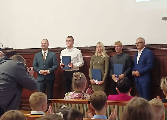 Nagrody i wyróżnienia z okazji Dnia Edukacji Narodowej grafika