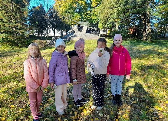 Lekcja przyrody w terenie grafika