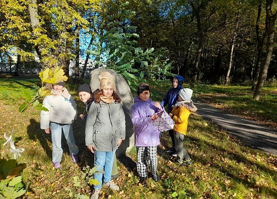 Lekcja przyrody w terenie grafika