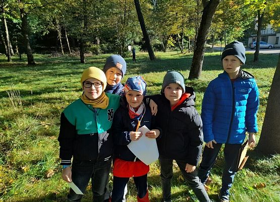 Lekcja przyrody w terenie grafika