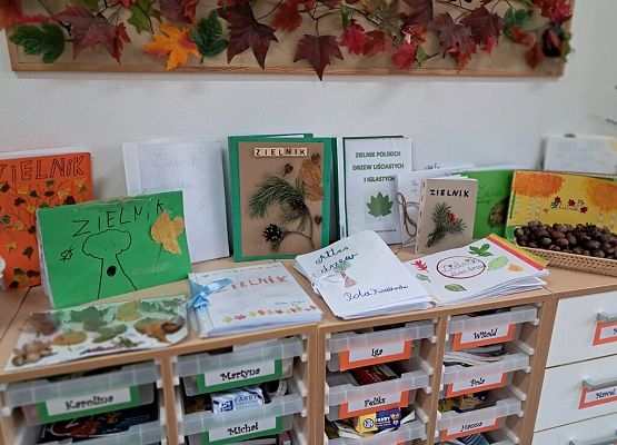 Lekcja przyrody w terenie grafika