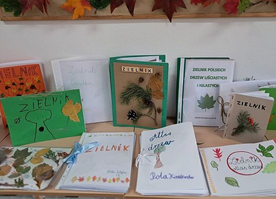 Lekcja przyrody w terenie grafika