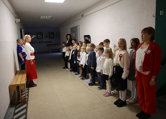 Szkoła do hymnu grafika