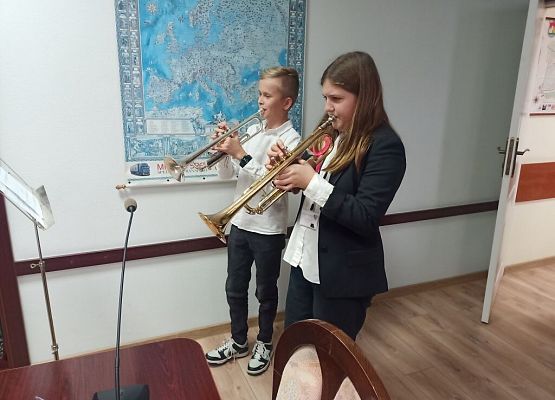 Szkoła do hymnu grafika