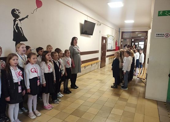 Szkoła do hymnu grafika