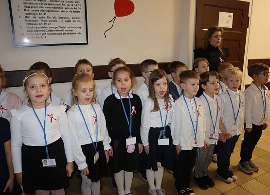 Szkoła do hymnu grafika