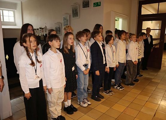 Szkoła do hymnu grafika