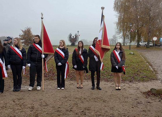 Uroczystości z udziałem pocztu sztandarowego grafika