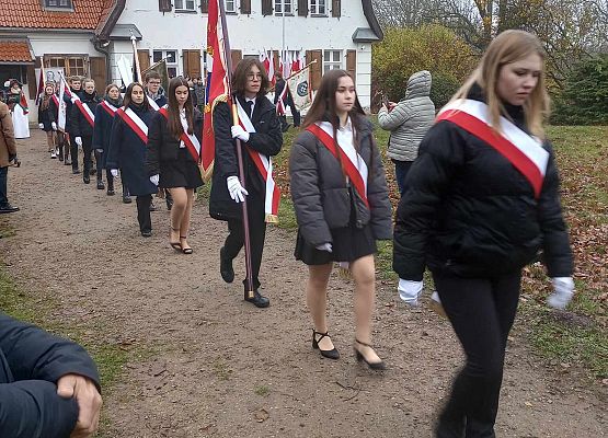 Uroczystości z udziałem pocztu sztandarowego grafika