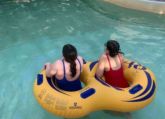 Zjeżdżalnie i inne wodne atrakcje w Aquaparku grafika