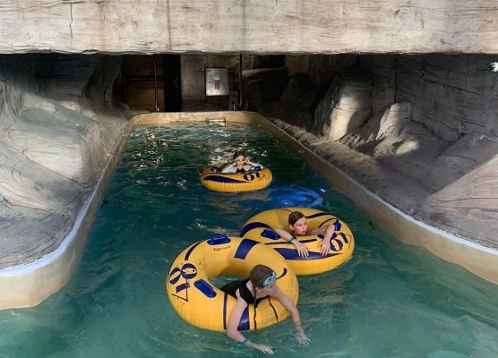 Zjeżdżalnie i inne wodne atrakcje w Aquaparku grafika