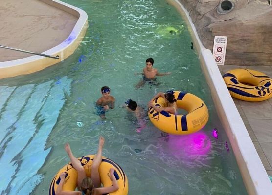 Zjeżdżalnie i inne wodne atrakcje w Aquaparku grafika