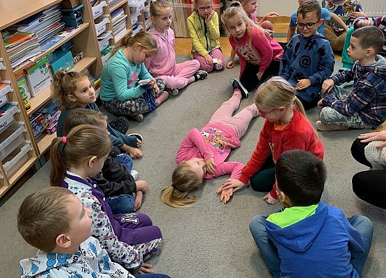 1d uczy się pierwszej pomocy grafika