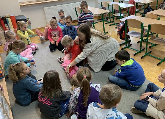 1d uczy się pierwszej pomocy grafika