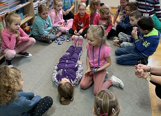 1d uczy się pierwszej pomocy grafika