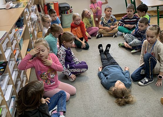 1d uczy się pierwszej pomocy grafika