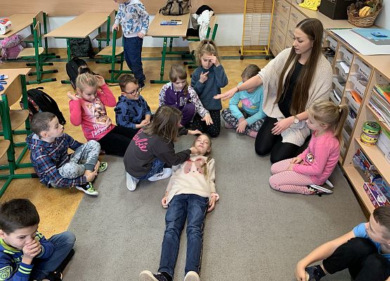 1d uczy się pierwszej pomocy grafika