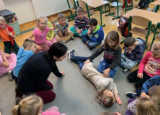 1d uczy się pierwszej pomocy grafika