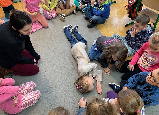 1d uczy się pierwszej pomocy grafika