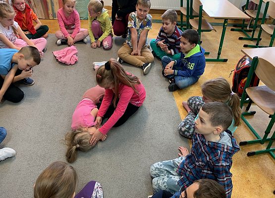 1d uczy się pierwszej pomocy grafika