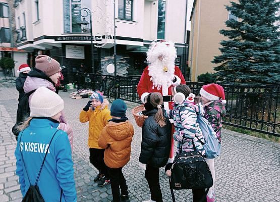 Biegi mikołajkowe grafika