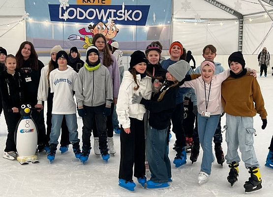 Zimowe zabawy na lodowisku grafika