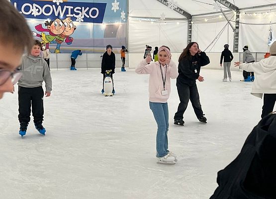 Zimowe zabawy na lodowisku grafika