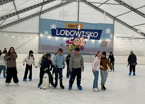 Zimowe zabawy na lodowisku grafika