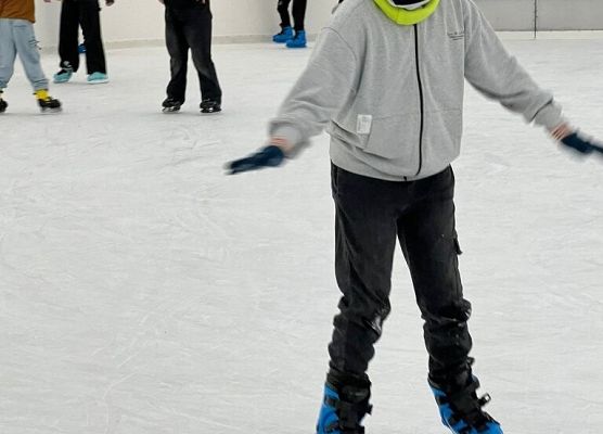 Zimowe zabawy na lodowisku grafika