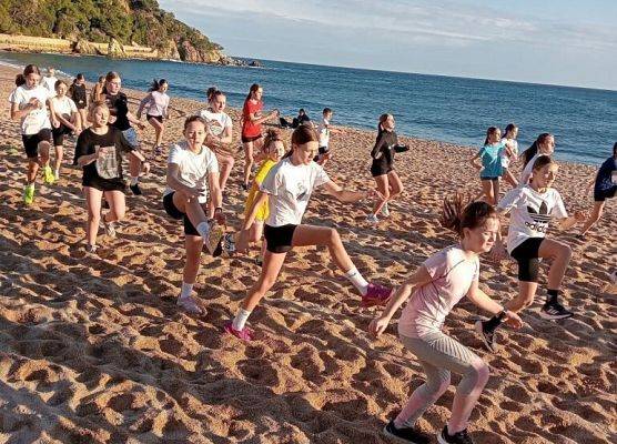 Wyjazd koszykarek do Hiszpanii: sport, przygoda i niezapomniane chwile! grafika