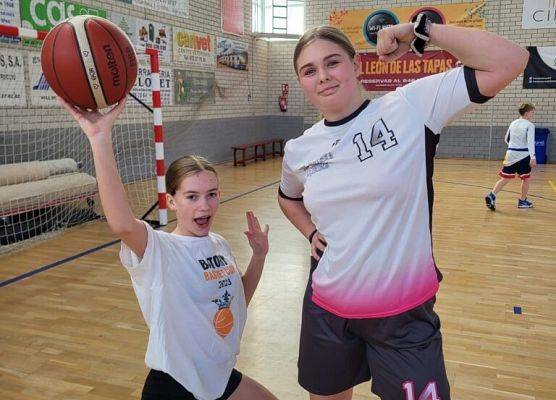 Wyjazd koszykarek do Hiszpanii: sport, przygoda i niezapomniane chwile! grafika