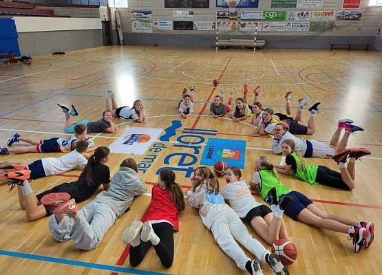 Wyjazd koszykarek do Hiszpanii: sport, przygoda i niezapomniane chwile! grafika